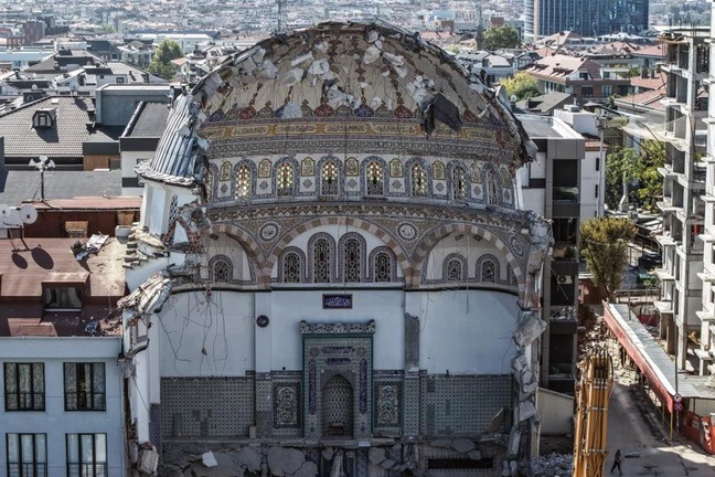 Çürük denen cami 4 gündür yıkılamıyor