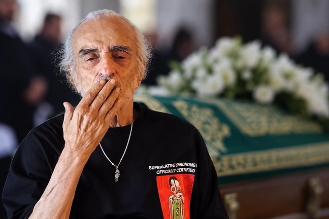 Türk pop müziğinin usta ismi Alpay vefat etti