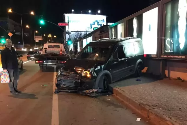 Araç Yayaların Arasına Daldı: 2 Yaralı