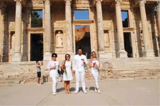 Efes Ziyaretçilerine Dünya Barış Günü Karanfili