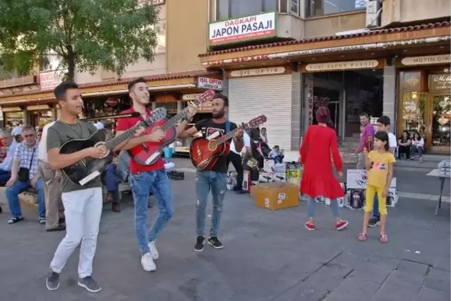 Sokak müzisyenleri Diyarbakır'da ilgi odağı oldu