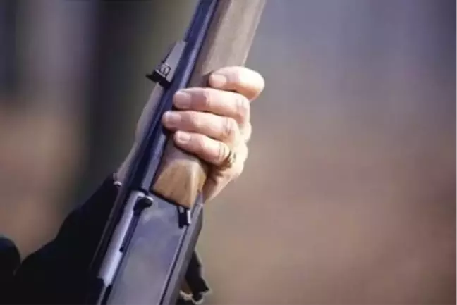Tüfeği ile oynarken kendini ve anneannesini yaraladı