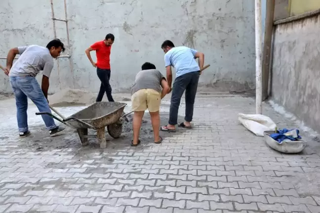 Meslektaşları tatilde, onlar okulu yeniliyor