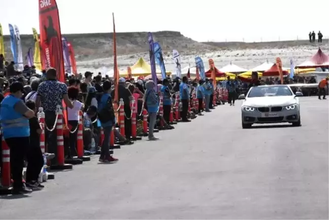 Akrobasi pilotlarının gösterisi nefes kesti
