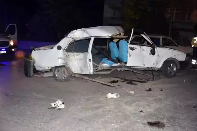 Otomobil elektrik direğine çarptı: 1 ölü, 3 yaralı