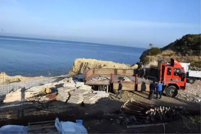 İzmir Karaburun'da denize sıfır kaçak inşaat yıkıldı