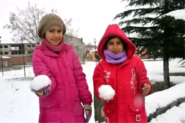 Kahramanmaraş'ta iki ilçede kar tatili öğrencileri sevindirdi