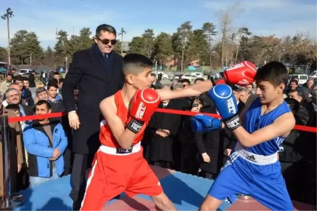 Boks şampiyonası tanıtımı için meydana ring kurdular