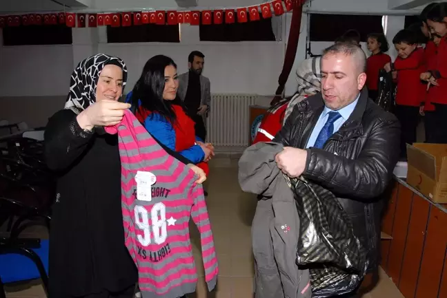 Türk Kızılayı'ndan öğrencilere giysi ve gıda yardımı