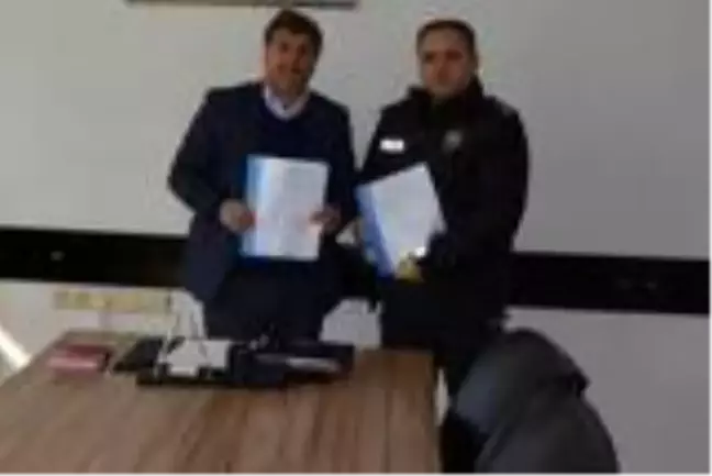 Emniyet personeli yüzerek formda kalıyor