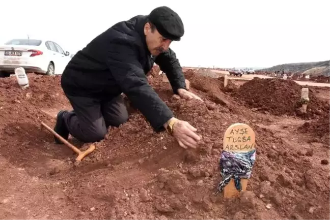 Eski eşinin öldürdüğü Ayşe Tuba'nın mezarına babasından Kadınlar Günü'nde ziyaret