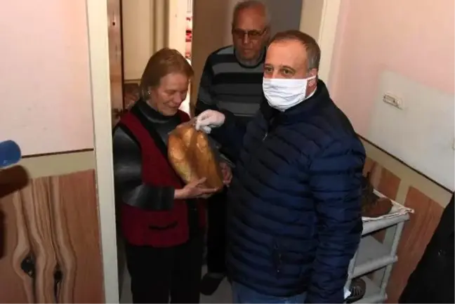 Eskişehir'de, evden çıkmayanlara ekmek dağıtıldı