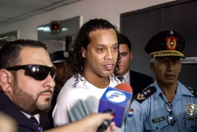 Ronaldinho, koronavirüs tedbirleri nedeniyle ailesiyle görüşemeyecek