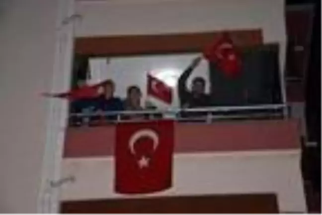 Trakya, İstiklal Marşı'nı bayraklarla donattıkları balkonlardan okudu