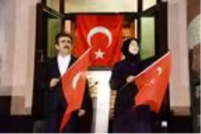 Vali Güzeloğlu, 23 Nisan'ı eşiyle birlikte İstiklal Marşı okuyarak kutladı