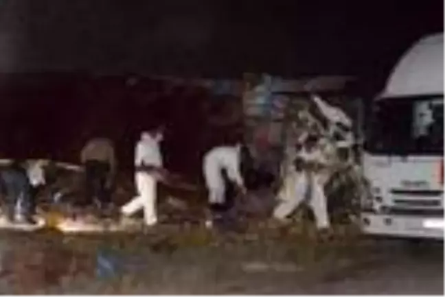 Son dakika haber: Erzurum'da 14 ton patlayıcı yüklü kamyon yola devrildi: 2 ölü