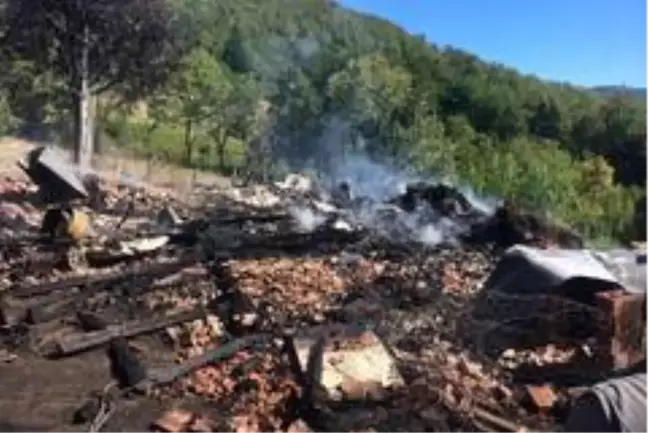 Kastamonu'da iki katlı ahşap ev yanarak külde döndü