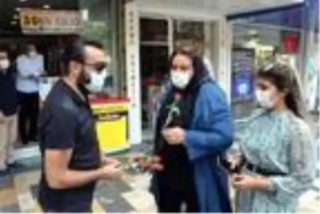 Maskelerini düzgün takanlara gül dağıttı