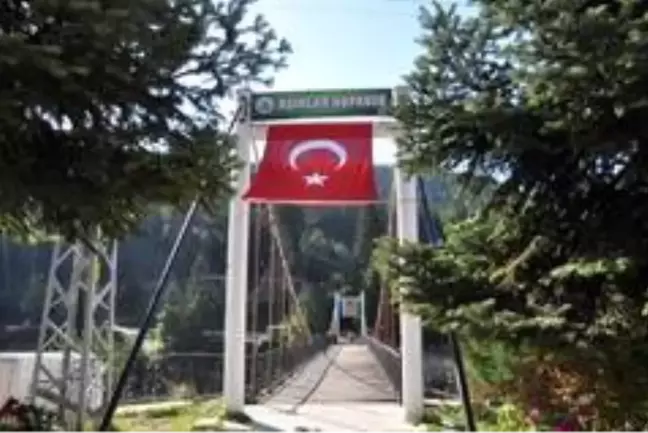 Aşk ve sevginin sembolü Aşıklar Köprüsüne Azerbaycan bayrağı asıldı