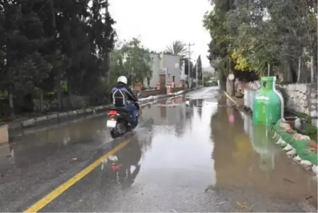 Bodrum'da fırtına; demirli yelkenli dev dalgalar nedeniyle battı (2)