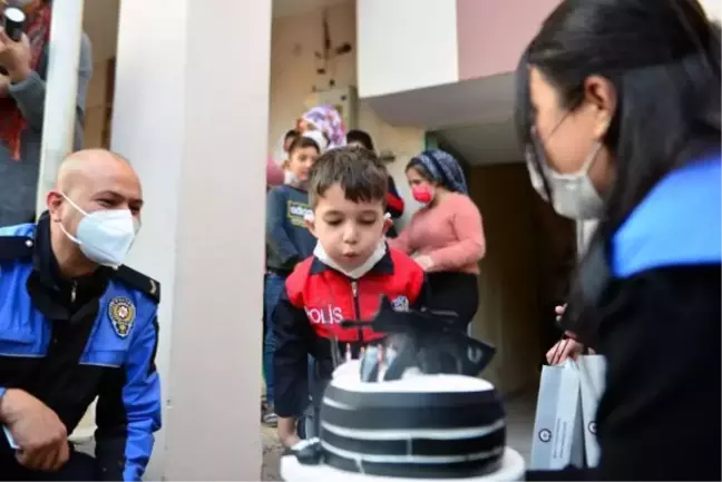 Küçük Samet, doğum gününü kutlayan polislere selam verip, marş okudu