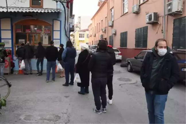 İzmirliler kumru ve simit fırınlarında kuyruk oluşturdu