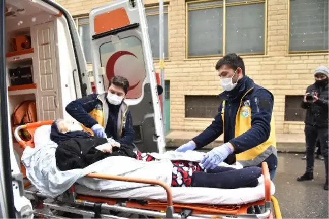 Tuzla Belediyesi'nden zorlu hava şartlarında ambulans hizmeti