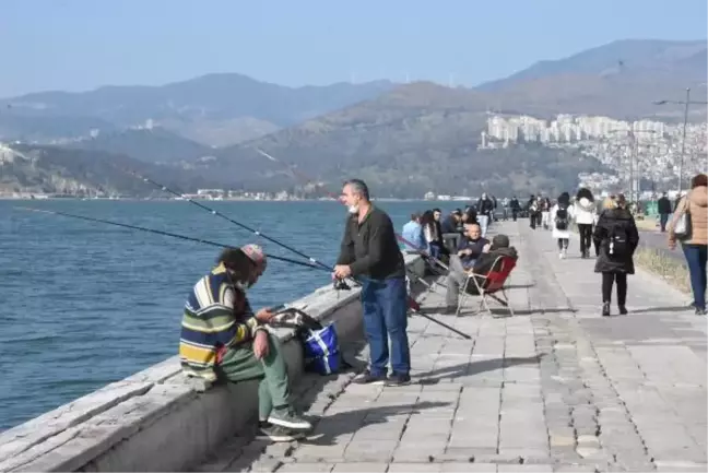Güneşi gören İzmirliler sahile koştu