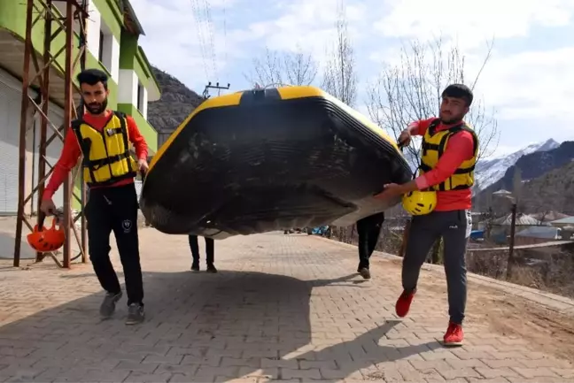 Sporcular 8 Mart Dünya Kadınlar Gününde rafting yapıp pankart açtı