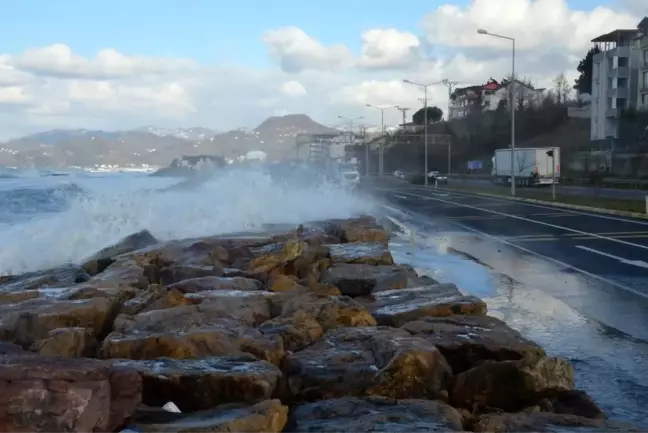 Ordu'da dev dalgalar karayoluna ulaştı