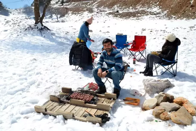 Antalya'da kardan adam ve kar üzerinde mangal keyfi