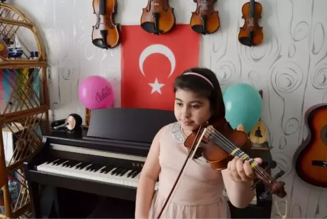 9 yaşındaki Ceren'den kemanlı 23 Nisan kutlaması