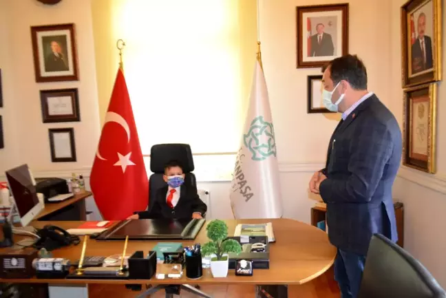 Temsili olarak koltuğa geçen çocuk, başkandan 2 şey istedi