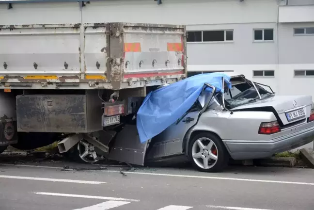 Yeni aldığı otomobili ile memleketine giderken tırın altında can verdi