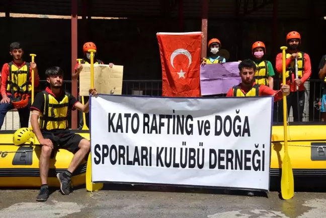 Şırnak'ta sporcular 19 Mayısı rafting yaparak kutladı