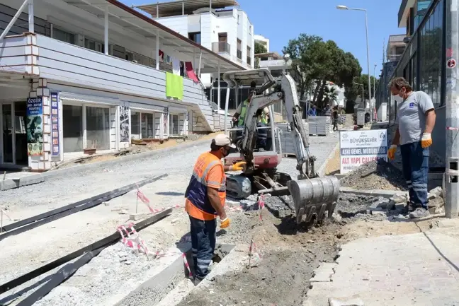 Kuşadası'nın denize çıkan sokakları yenileniyor