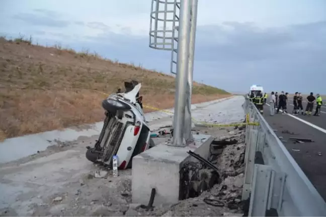 Yön tabelasına çarpan otomobilin hurdaya döndüğü kazada 2 kişi öldü, 1 kişi yaralandı