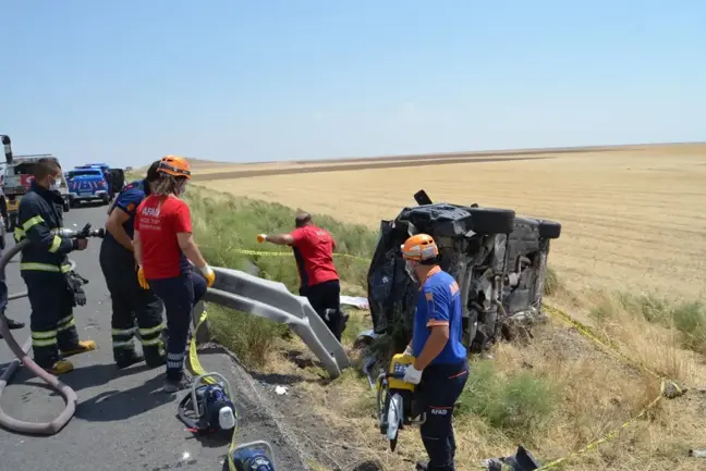 Otomobil bariyerlere ok gibi saplandı: 2 ölü, 1'i çocuk 4 yaralı