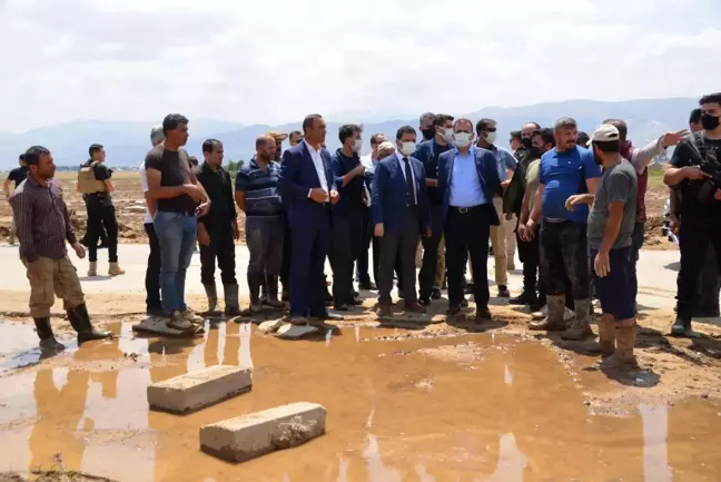 Son dakika: Vali Akbıyık, selin zarara neden olduğu bölgelerde incelemelerde bulundu