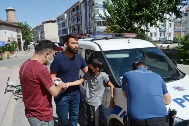 11 YAŞINDAKİ ALİHAN, BULDUĞU PARA DOLU CÜZDANI SAHİBİNE TESLİM ETTİ