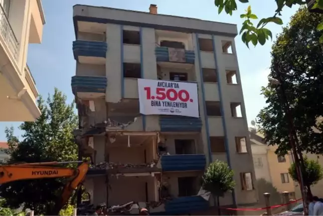 AVCILAR'DA KENTSEL DÖNÜŞÜME GİREN 1500'ÜNCÜ BİNA ALKIŞLAR ARASINDA YIKTIRILDI