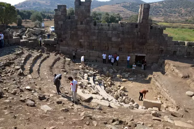 Kazılarda Roma İmparatoru Hadrianus heykelinin parçaları bulundu