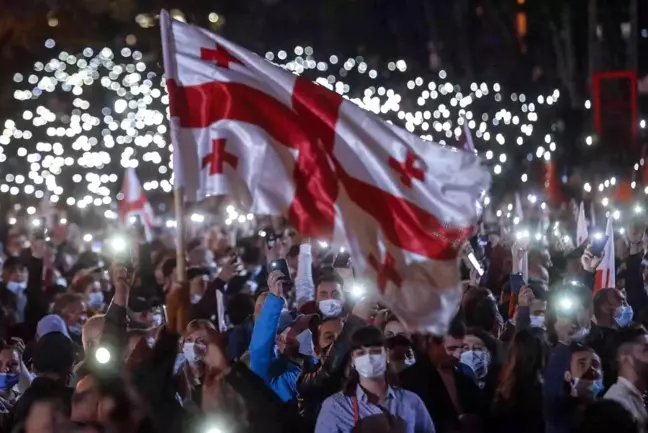 Gürcistan'da eski Cumhurbaşkanı Saakaşvili için binlerce kişi sokağa indi