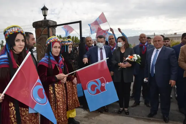 Muş'ta kardeş şehre horon ve davul zurnalı karşılama