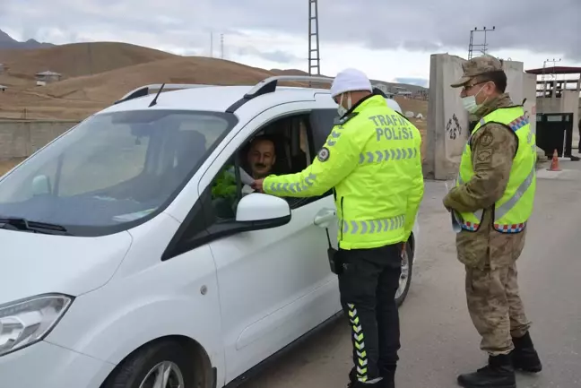 Yüksekova'da emniyet kemeri uygulaması yapıldı