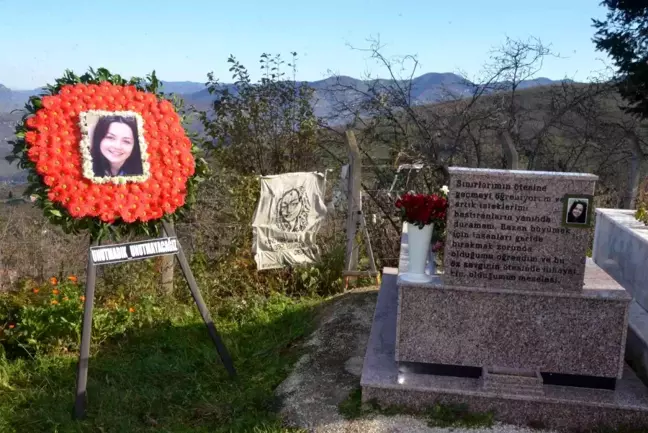 Ceren Özdemir, vefatının ikinci yılında mezarı başında anıldı