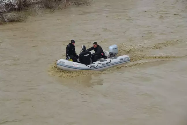 Muş'ta Karasu Nehri'ne düşen Yağmur'u arama çalışmaları sürüyor