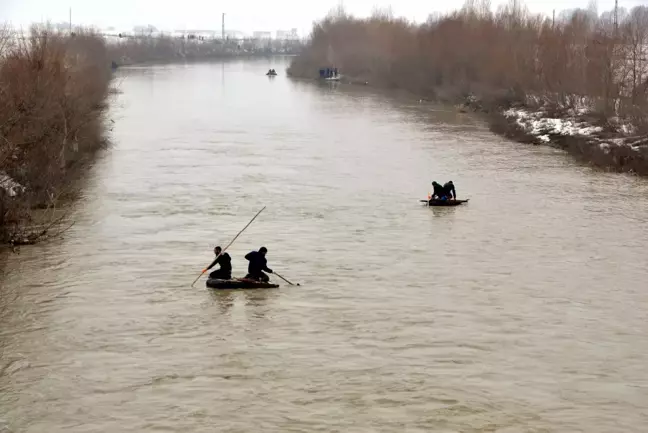 Karasu Nehri'ne düşen lise öğrencisini arama çalışmalarına ara verildi