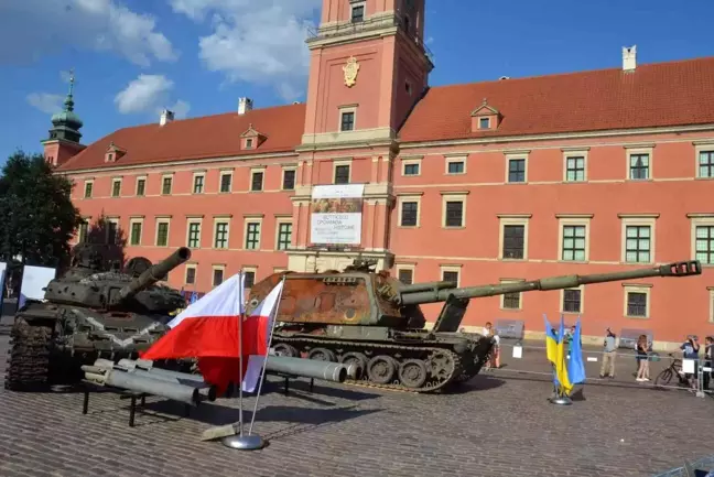 Ukrayna'nın etkisiz hale getirdiği Rus tankı ve obüsü Polonya'da sergilendi