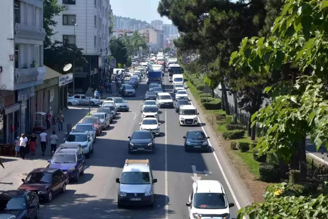 Karadeniz Sahil Yolu'nda bayram yoğunluğu